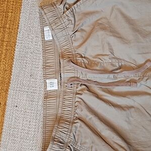 NWOT Men's Gap 8 in easy short Medium khaki color
